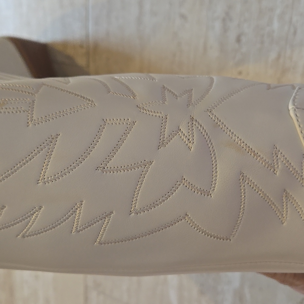 White Western Classic Embroidered Pointed Toe Boots - Picture 4 of 9